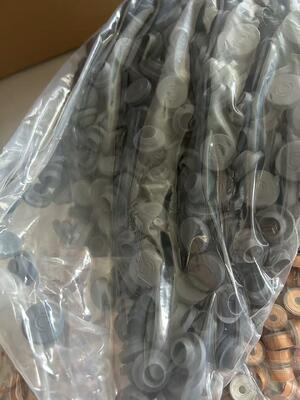 カップとタップ付きの10ml透明ガラスのボトル